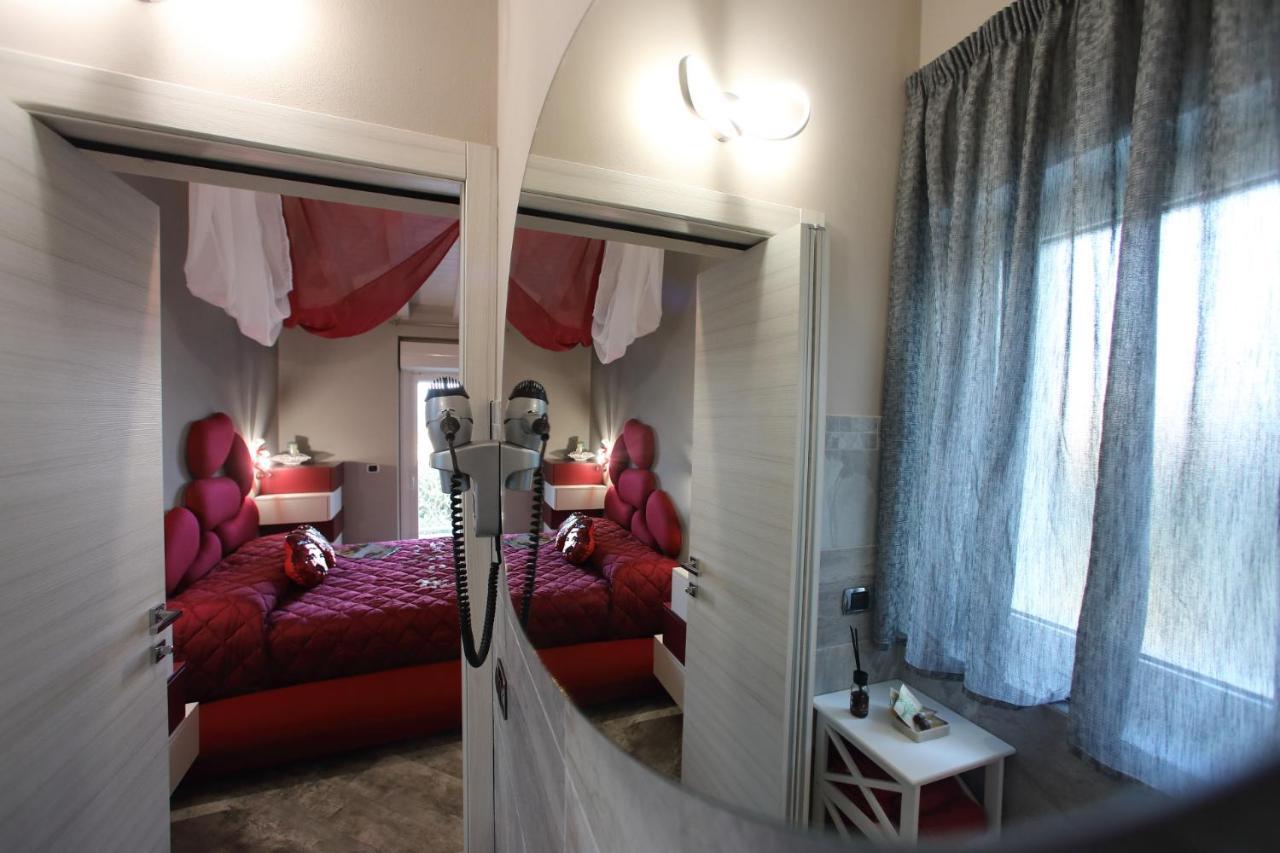B&B Bellavista Exclusive In Zona Centrale Con Piscina Riscaldata E Jacuzzi Vista Lago Десенцано дел Гарда Екстериор снимка