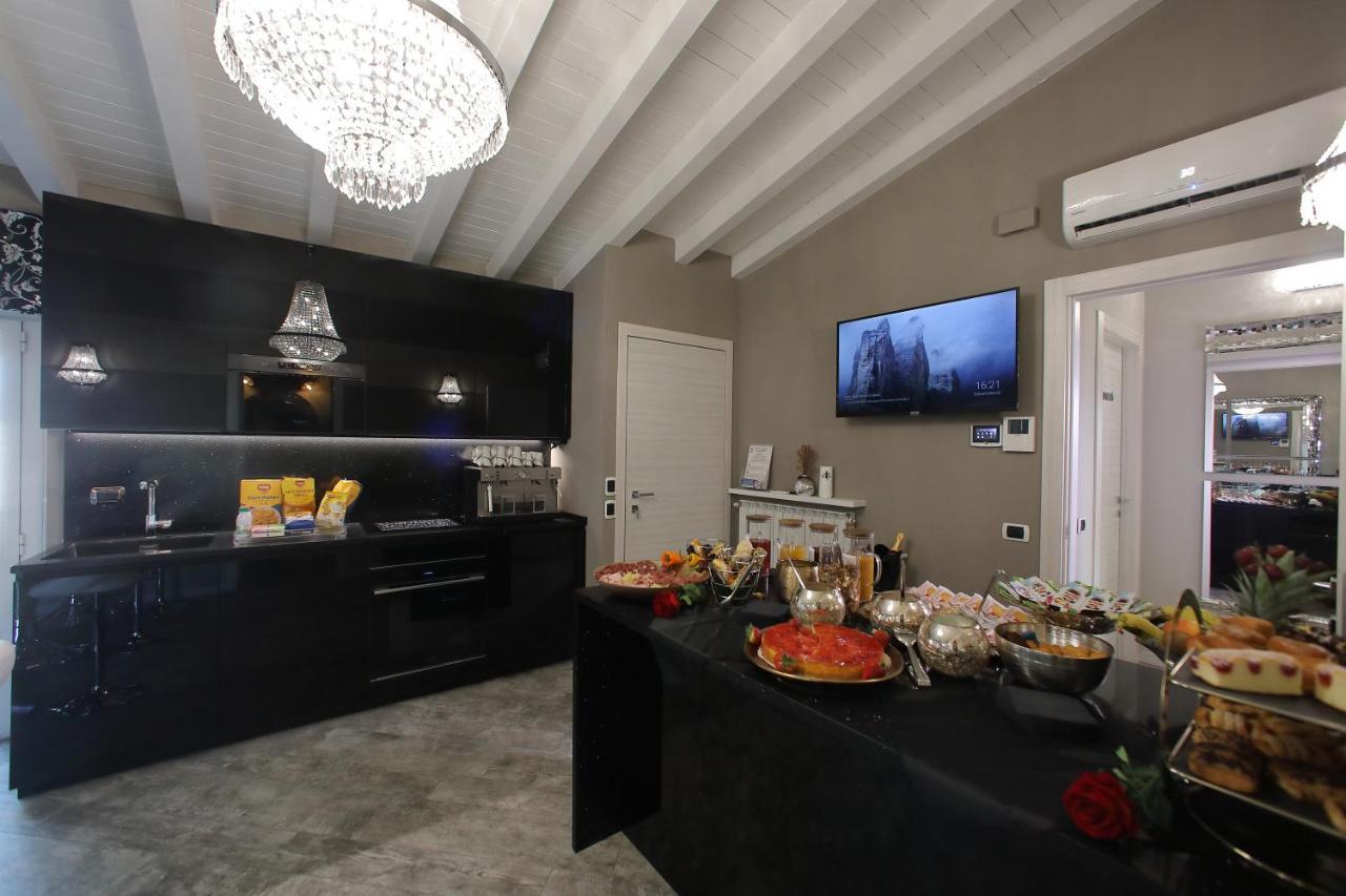 B&B Bellavista Exclusive In Zona Centrale Con Piscina Riscaldata E Jacuzzi Vista Lago Десенцано дел Гарда Екстериор снимка